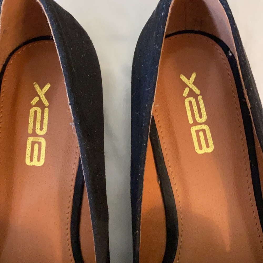 X2B flats NWOT - Picture 2 of 9